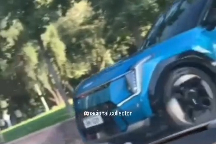  Kia EV9 2024 mới là mẫu ôtô điện đã lần đầu tiên ra mắt dưới dạng xe concept vào hồi tháng 11/2021. Dự kiến, vào đầu năm nay, phiên bản thương mại của mẫu xe này sẽ chính thức trình làng. Trước thời điểm đó, chiếc xe được cho là Kia EV9 2024 phiên bản thương mại đã bất ngờ bị bắt gặp khi đang chạy trên đường phố Santiago của đất nước Chile.