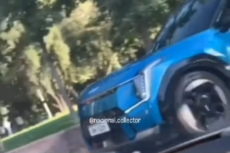  Kia EV9 2024 mới là mẫu ôtô điện đã lần đầu tiên ra mắt dưới dạng xe concept vào hồi tháng 11/2021. Dự kiến, vào đầu năm nay, phiên bản thương mại của mẫu xe này sẽ chính thức trình làng. Trước thời điểm đó, chiếc xe được cho là Kia EV9 2024 phiên bản thương mại đã bất ngờ bị bắt gặp khi đang chạy trên đường phố Santiago của đất nước Chile.