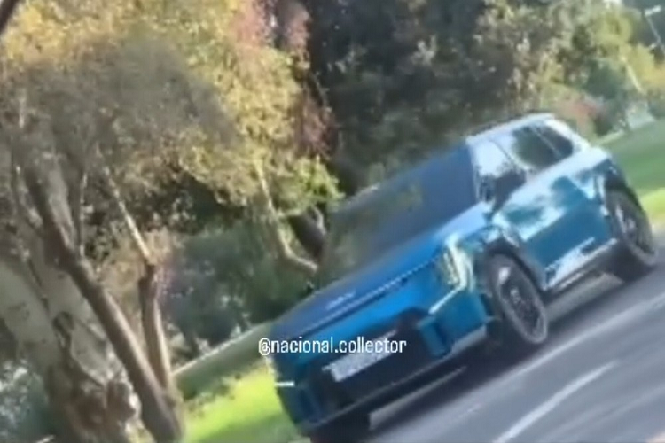 Có thể đoán ra điều này qua ốp màu đen bóng trên hốc bánh và vành hợp kim cỡ lớn hơn của xe. Như thông tin đã đưa, Kia EV9 2024 được phát triển dựa trên cơ sở gầm bệ E-GMP dành riêng cho ô tô điện của tập đoàn Hyundai, tương tự Kia EV6, Hyundai Ioniq 5 và Hyundai Ioniq 6.