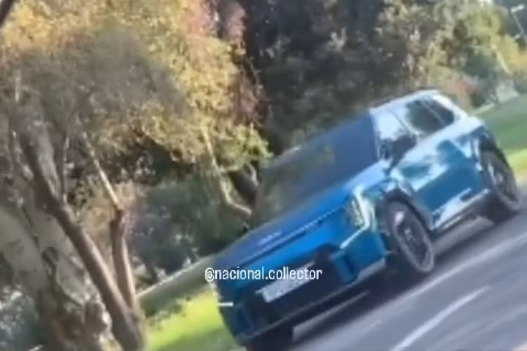 Có thể đoán ra điều này qua ốp màu đen bóng trên hốc bánh và vành hợp kim cỡ lớn hơn của xe. Như thông tin đã đưa, Kia EV9 2024 được phát triển dựa trên cơ sở gầm bệ E-GMP dành riêng cho ô tô điện của tập đoàn Hyundai, tương tự Kia EV6, Hyundai Ioniq 5 và Hyundai Ioniq 6.