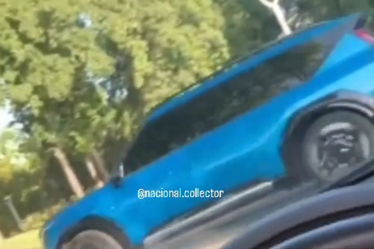 Chiếc xe ôtô Kia EV9 chạy điện này không hề được ngụy trang và rất có thể đây là xe được dùng để quay video quảng cáo. Đây là lần đầu tiên Kia EV9 2024 phiên bản thương mại lộ diện. So với phiên bản concept, xe sở hữu thiết kế tổng thể gần như giữ nguyên, chỉ thay đổi ở một số chi tiết như đèn pha cỡ lớn hơn và cản trước/sau.