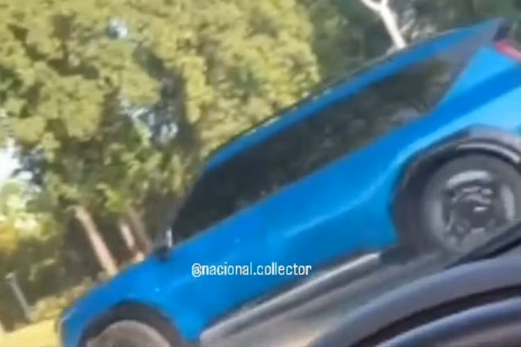 Chiếc xe ôtô Kia EV9 chạy điện này không hề được ngụy trang và rất có thể đây là xe được dùng để quay video quảng cáo. Đây là lần đầu tiên Kia EV9 2024 phiên bản thương mại lộ diện. So với phiên bản concept, xe sở hữu thiết kế tổng thể gần như giữ nguyên, chỉ thay đổi ở một số chi tiết như đèn pha cỡ lớn hơn và cản trước/sau.