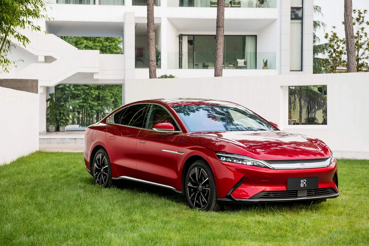 Theo các chuyên gia trong ngành, những lợi thế như thiết kế thời trang, giá bán hấp dẫn cùng với công nghệ chế tạo xe điện…đã khiến người dùng dần thay đổi cách nhìn về các mẫu tô có xuất xứ từ Trung Quốc. Qua đó, từng bước giúp các nhà sản xuất ôtô ở Trung Quốc mở rộng phạm vi phân phối.