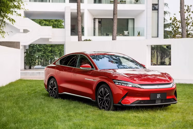 Theo các chuyên gia trong ngành, những lợi thế như thiết kế thời trang, giá bán hấp dẫn cùng với công nghệ chế tạo xe điện…đã khiến người dùng dần thay đổi cách nhìn về các mẫu tô có xuất xứ từ Trung Quốc. Qua đó, từng bước giúp các nhà sản xuất ôtô ở Trung Quốc mở rộng phạm vi phân phối.