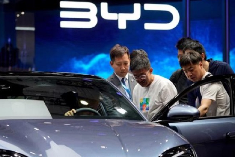 Còn tính riêng tại quê nhà Trung Quốc, BYD đã nắm giữ 11,98% thị phần, dẫn đầu toàn thị trường với doanh số bán xe trong tháng 8 đạt 230.077 xe. Theo sau là Volkswagen, Toyota và Honda với doanh số trong tháng 8 đạt lần lượt là 195.548 - 155.491 - 102.105 xe.