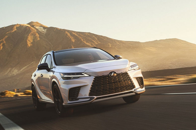 Nhờ đó, đại diện đến từ Nhật Bản đã vượt mặt những đối thủ Đức như BMW X5 hay Mercedes-Benz GLE. Trong tổng doanh số của Lexus RX năm 2022 ở thị trường Mỹ, có hơn 17.000 chiếc thuộc phiên bản hybrid. Có vẻ như người tiêu dùng Mỹ vẫn ưa chuộng phiên bản dùng động cơ xăng truyền thống của Lexus RX hơn cả.