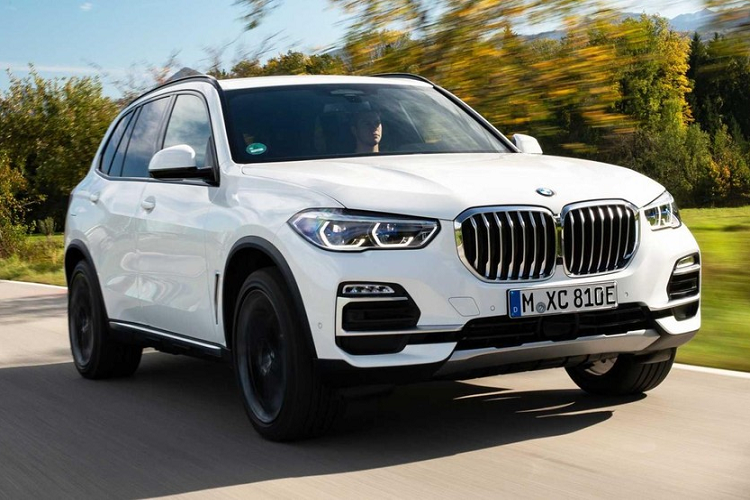 BMW X5: 82.372 xe Tương tự đối thủ Lexus RX, X5 cũng là mẫu ôtô bán chạy nhất của thương hiệu BMW ở thị trường Mỹ trong năm ngoái với doanh số 82.372 xe. Ngoài thiết kế thể thao và nam tính, BMW X5 còn chiều lòng khách hàng bằng nhiều phiên bản cũng như tùy chọn động cơ.