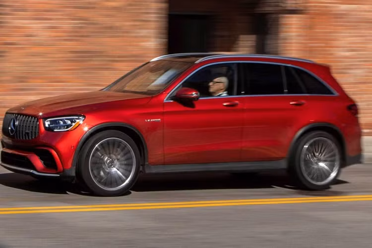  Mercedes-Benz GLC-Class: 65.531 xe Mercedes-Benz GLC-Class chính là đối thủ cạnh tranh trực tiếp của BMW X3. Trong năm ngoái, mẫu xe mang thương hiệu ngôi sao 3 cánh thua đối thủ đồng hương khi đạt doanh số cộng dồn 65.531 xe ở thị trường Mỹ và đứng thứ 4 trong top 10.Con số này khá ấn tượng vì phiên bản nâng cấp của Mercedes-Benz GLC-Class chuẩn bị được bán ra tại Mỹ trong năm nay.