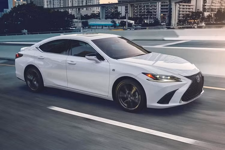  Lexus ES: 55.342 xe Mẫu xe thứ 2 của Lexus có mặt trong danh sách này là ES. Trong năm ngoái, mẫu sedan hạng sang của thương hiệu Nhật Bản đạt kết quả bán hàng là 55.342 xe. Đây cũng là mẫu xe du lịch hiếm hoi lọt vào top 10 này.