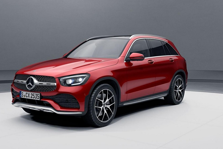 Ở thị trường Mỹ, Mercedes-Benz GLC-Class bản tiêu chuẩn là GLC 300 có giá từ 44.900 USD. Trong khi đó, phiên bản hiệu suất cao là AMG GLC 43 có giá lên đến 60.950 USD. Phiên bản đắt nhất của dòng SUV hạng sang này là AMG GLC 63 với giá 75.950 USD.
