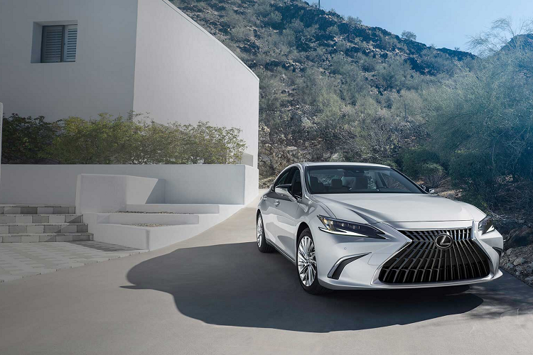 Trong khi đó, những mẫu xe còn lại phần lớn đều thuộc phân khúc SUV. Thế mạnh để duy trì sức hút của Lexus ES trước sự cạnh tranh gay gắt từ phân khúc SUV chính là thiết kế đẹp mắt, lịch sự, nội thất tiện nghi, cảm giác lái thoải mái và động cơ khá tiết kiệm xăng nếu ở phiên bản hybrid.