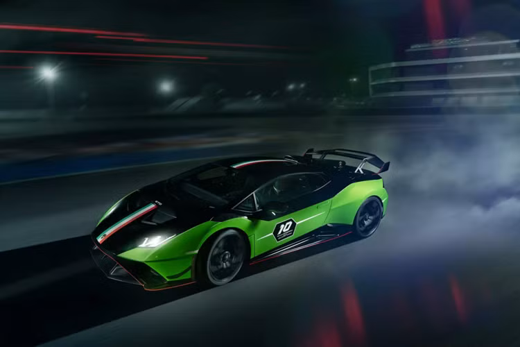 Đáng chú ý, phiên bản đặc biệt này được ra mắt bất chấp việc Lamborghini từng tuyên bố rằng dòng Huracan sẽ sớm được ngưng sản xuất để nhường chỗ cho một mẫu xe mới, vận hành bằng hệ truyền động hybrid sạc điện dự kiến sẽ xuất hiện vào năm 2024.