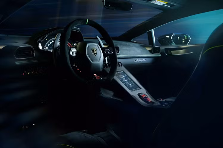 Siêu xe được tạo ra bởi chương trình Lamborghini Ad Personam Opera Unica và chỉ có 1 chiếc duy nhất. Màu sơn xe được lấy cảm hứng từ chiếc xe đua hybrid Lamborghini SC63 sẽ đua ở Le Mans, kết hợp giữa Verde Mantis (xanh lá cây) và Nero Noctis (đen) với sọc ba màu Ý.