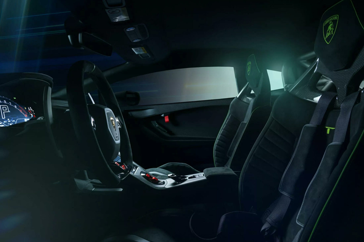 Đúng như tên gọi, siêu xe Huracan STO SC 10° Anniversario mang tính chất kỷ niệm, được tạo ra để tôn vinh bộ phận đua xe Squadra Corse trong suốt một thập kỷ vừa qua, với hơn 50 danh hiệu ở hạng mục GT3 và ba chiến thắng liên tiếp ở hạng GTD trong Daytona 24 giờ.