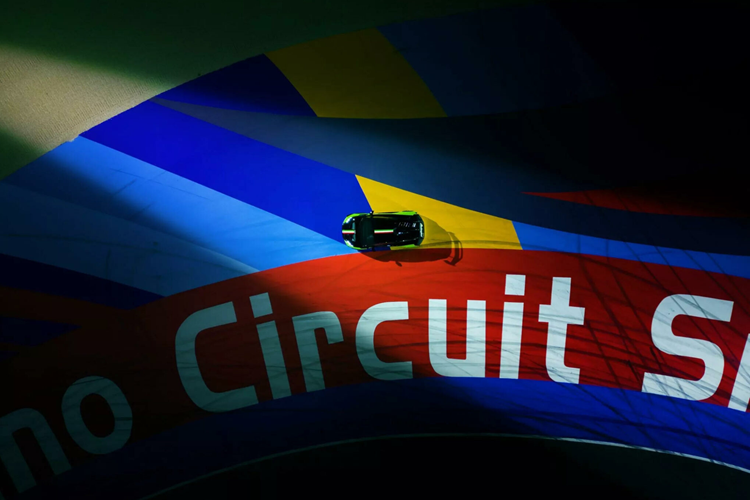 Chính các kỹ sư Squadra Corse thiết kế cho xe những thành phần giúp tăng hiệu quả trên đường đua: các khe gió trên nắp ca-pô sợi carbon, cánh gió sau có thể điều chỉnh góc, bộ giảm chấn có thể điều chỉnh bốn hướng, bộ lốp Bridgestone mới và ống xả titan của Akrapovic càng làm nổi bật âm thanh của động cơ V10 hút khí tự nhiên, tạo ra công suất 631 mã lực.