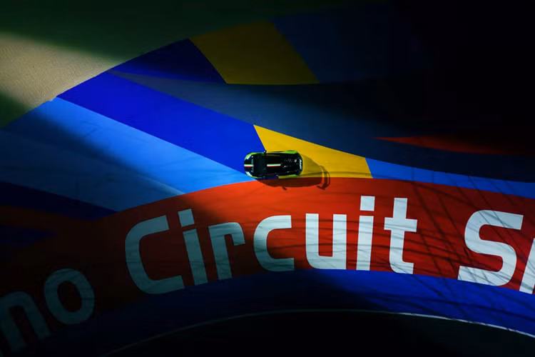 Chính các kỹ sư Squadra Corse thiết kế cho xe những thành phần giúp tăng hiệu quả trên đường đua: các khe gió trên nắp ca-pô sợi carbon, cánh gió sau có thể điều chỉnh góc, bộ giảm chấn có thể điều chỉnh bốn hướng, bộ lốp Bridgestone mới và ống xả titan của Akrapovic càng làm nổi bật âm thanh của động cơ V10 hút khí tự nhiên, tạo ra công suất 631 mã lực.