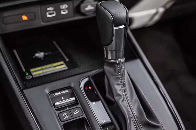 Trong khi đó, chiều rộng của xe tăng lên mang đến khả năng vận hành ổn định hơn. Riêng thân vỏ của xe được khẳng định là chắc chắn hơn 15% so với thế hệ cũ. Bên trong Honda CR-V 2023 ở thị trường châu Âu là không gian nội thất tương tự xe ở những thị trường khác.