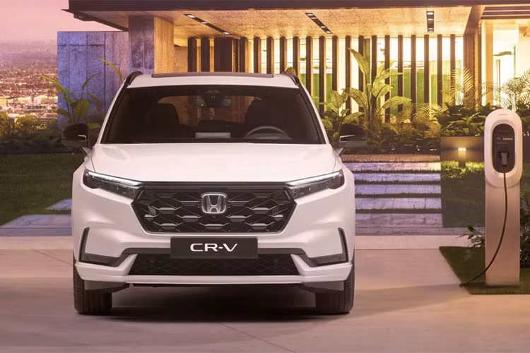 Tổng cộng, mẫu xe này sở hữu công suất 135 kW (181 mã lực) và mô-men xoắn cực đại 335 Nm. Ngoài ra, Honda CR-V e:PHEV 2023 ở Trung Quốc còn có cụm pin lithium Ternary và mô-tơ điện mạnh 67,5 kW (90 mã lực). Pin cho phép xe có thể chạy được quãng đường 73 km mà không tốn một giọt xăng.