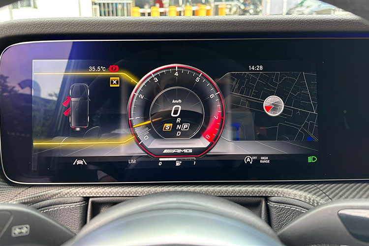 Cung cấp sức mạnh cho Mercedes-AMG G63 Edition 55 vẫn là động cơ tăng áp kép V8 4.0L sản sinh công suất 577 mã lực và mô-men xoắn cực đại 850 Nm. Đi kèm là hộp số tự động 9 cấp 9G-Tronic kết hợp với hệ dẫn động 2 cầu chủ động cùng 3 khóa vi sai, nhằm tối ưu khả năng vượt địa hình.