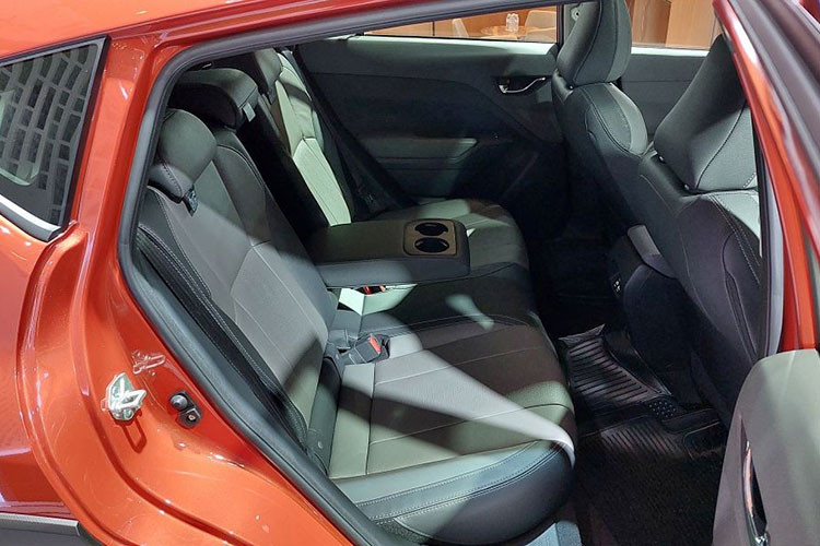 Một số trang bị tiện nghi khác gồm có đề nổ nút bấm, phanh tay điện tử và ghế chỉnh điện. Đặc biệt, Subaru Crosstrek 2023 còn đi kèm hệ thống trợ lái nâng cao EyeSight thế hệ mới với các tính năng hiện đại như phanh khẩn cấp tự động, đánh lái khẩn cấp, hỗ trợ giữ làn đường,...