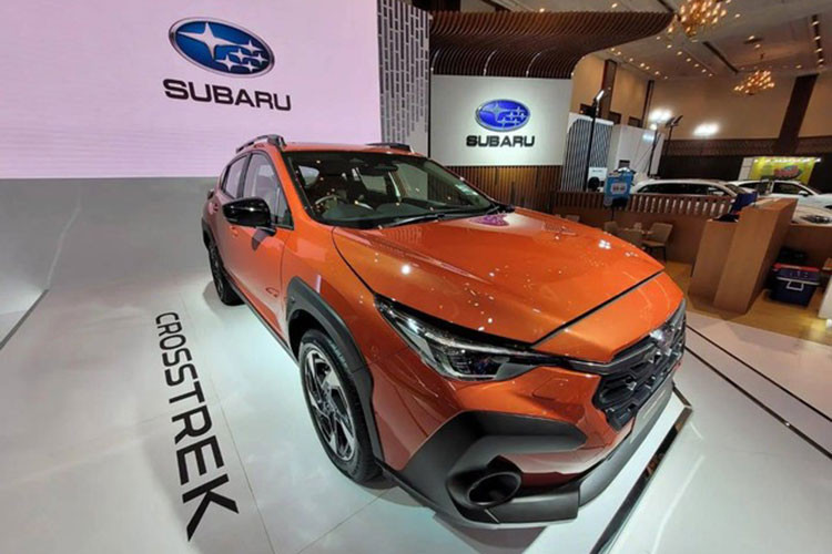 Trang bị hộp số trên Subaru Crosstrek 2024 là loại tự động vô cấp CVT, kết hợp với hệ dẫn động cầu trước hoặc bốn bánh toàn thời gian đối xứng Symmetrical AWD. Với mức giá dự dự kiến từ 700-800 triệu đồng, đây sẽ là đối thủ đang gờm của Honda HR-V, Hyundai Creta và Kia Seltos tại thị trường Việt.