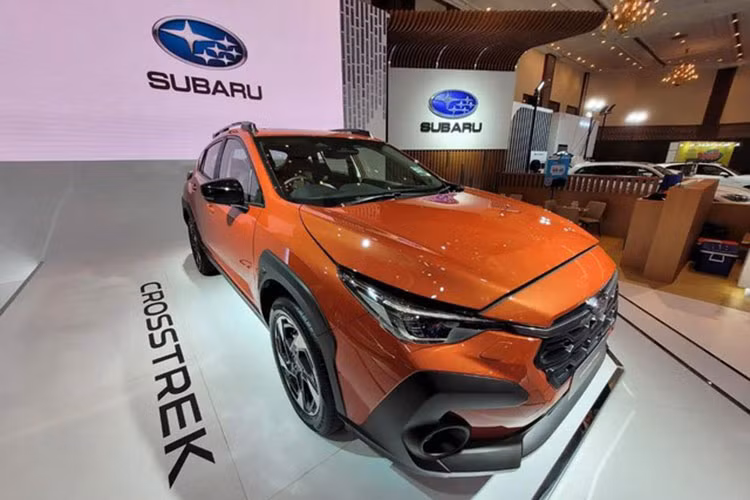 Trang bị hộp số trên Subaru Crosstrek 2024 là loại tự động vô cấp CVT, kết hợp với hệ dẫn động cầu trước hoặc bốn bánh toàn thời gian đối xứng Symmetrical AWD. Với mức giá dự dự kiến từ 700-800 triệu đồng, đây sẽ là đối thủ đang gờm của Honda HR-V, Hyundai Creta và Kia Seltos tại thị trường Việt.