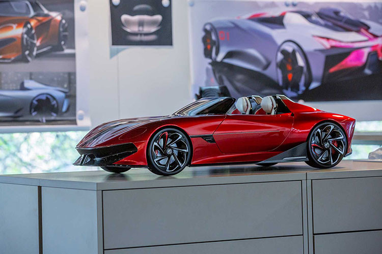 Nếu mức giá bán chính thức của xe được công bố như vậy, điều đó có nghĩa là MG Cyberester sẽ đắt hơn một chút so với chiếc BMW Z4 trang bị động cơ ICE cao cấp, nhưng chỉ bằng một nửa giá của chiếc Mercedes-AMG SL sẽ sớm bán chính hãng tại Việt Nam ngay Quý II này.