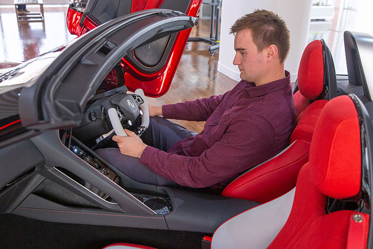 Đầu tiên là động cơ đơn đi cùng hệ dẫn động sẽ sản sinh công suất 310 mã lực trên MG Cyberster 2024 mới, trong khi hệ dẫn động AWD kết hợp cùng động cơ kép sẽ tạo ra công suất lên tới 536 mã lực.