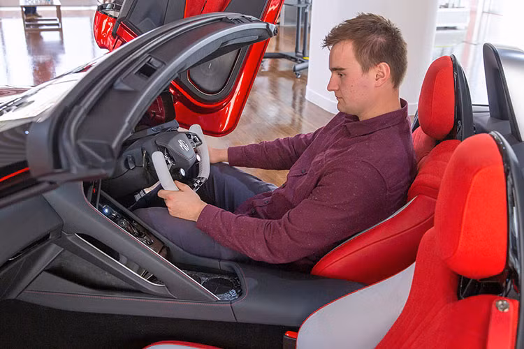 Đầu tiên là động cơ đơn đi cùng hệ dẫn động sẽ sản sinh công suất 310 mã lực trên MG Cyberster 2024 mới, trong khi hệ dẫn động AWD kết hợp cùng động cơ kép sẽ tạo ra công suất lên tới 536 mã lực.