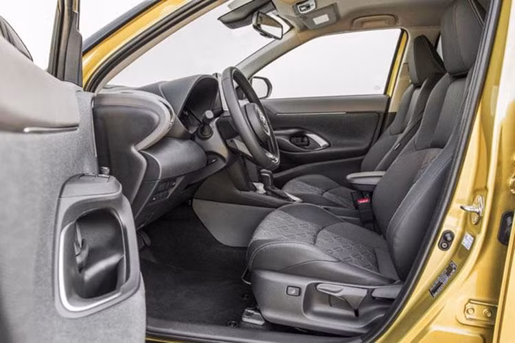 Về mặt thiết kế, khả năng cao mẫu Yaris Cross 2024 sẽ chịu ảnh hưởng từ “người anh em” Toyota Vios thế hệ mới đang bán tại Thái Lan, Indonesia và Lào. Chiếc SUV cỡ B sẽ được nâng gầm cao và mang dáng dấp thể thao, khỏe khoắn hơn.