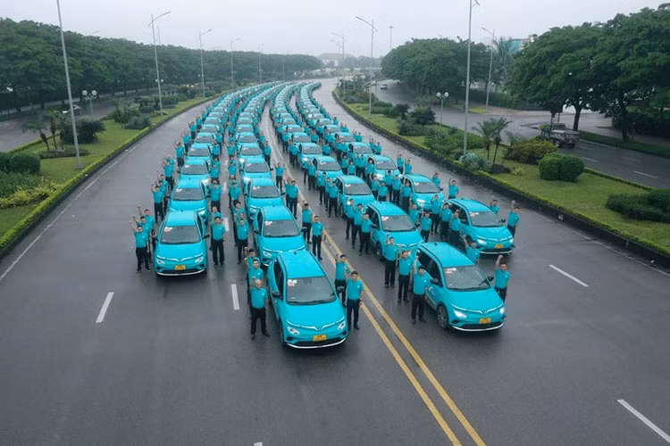 Tháng 4 vừa qua, VinFat VF e34 bùng nổ doanh số khi đạt tới 2.332 xe bán ra, tăng gấp 5 lần so với 3/2023. Tại Việt Nam, VinFast VF e34 ra mắt khách Việt vào cuối năm 2021 với 1 phiên bản nhưng đã gặt hái được những thành công nhất định. Có được doanh số này phải kể đến việc khai trương hãng taxi điện Xanh SM tại một loạt các thành phố lớn, trong đó dòng VF e34 chiếm số lượng đông đảo nhất.