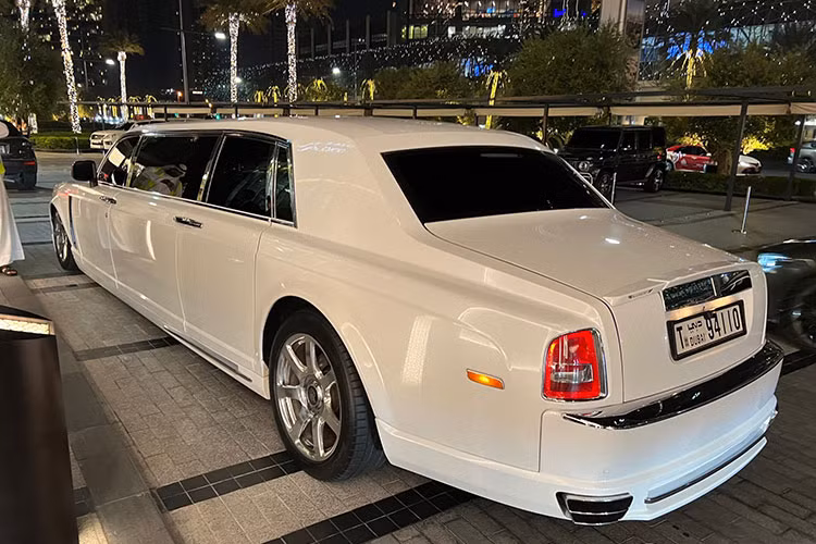 Với một chiếc xe sang trọng như thế này, sự riêng tư là điều mà hãng đặc biệt chú trọng, do đó rèm cửa sổ, rèm cửa điều khiển bằng nút bấm và một tấm kính ngăn cách giữa cabin và người lái là những trang bị không thể thiếu.