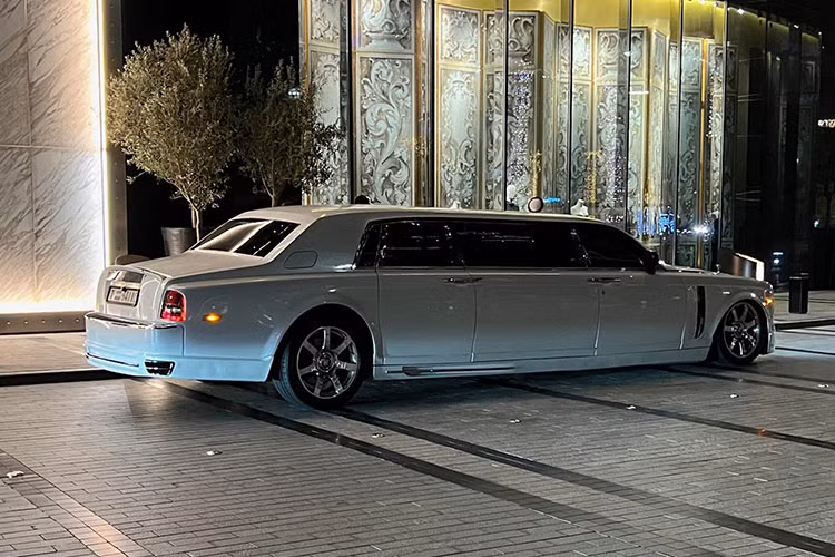 Những chiếc Rolls-Royce Phantom độ limousine luôn nhận được sự chào đón nồng nhiệt từ giới thượng lưu và người yêu thích xe. Chúng được các chuyên gia ví như những biệt thự di động với đầy đủ sự tiện nghi và sang trọng. Bên cạnh đó xe còn có khả năng tăng tốc tốt và sở hữu tính năng an toàn cao.