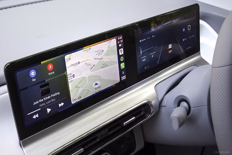 Trong khi đó, trên cản trước của xe xuất hiện hốc gió trung tâm hình chữ nhật và 2 đèn báo rẽ. Khác với VinFast VF3, MG Comet EV chỉ có 2 cửa bên sườn và 1 cửa cốp phía sau. Vành la-zăng của mẫu ôtô Trung Quốc này có đường kính chỉ 12 inch trong khi VinFast VF3 dùng mâm hợp kim 16 inch. Thêm vào đó là thiết kế cửa sổ bất đối xứng với cửa sổ sau đặt dọc lạ mắt.