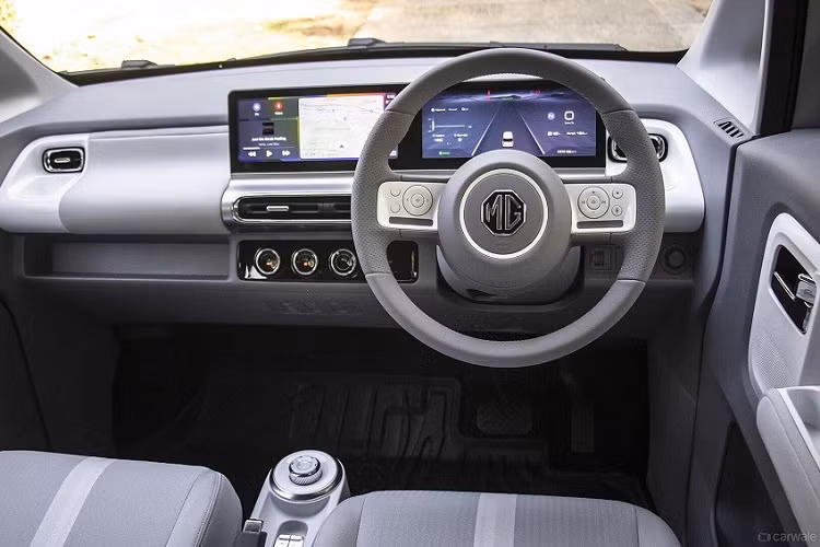 Không có gì bất ngờ khi trang bị an toàn của mẫu xe này khá cơ bản với hệ thống chống bó cứng phanh ABS, phân phối lực phanh điện tử EBD, cảnh báo áp suất lốp, camera lùi, cảm biến lùi và 2 túi khí trước.