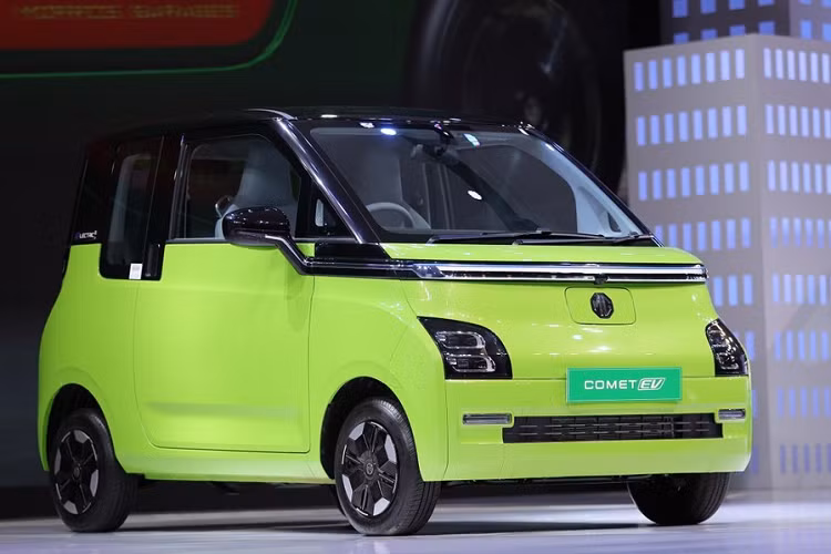 MG Comet EV 2023 chạy điện trên thực tế chính là phiên bản đổi tên của mẫu ôtô điện Wuling Air EV hiện đang được bán tại thị trường Trung Quốc và Indonesia. Điều này không có gì lạ vì cả hai thương hiệu MG và Wuling đều trực thuộc tập đoàn SAIC Motor.