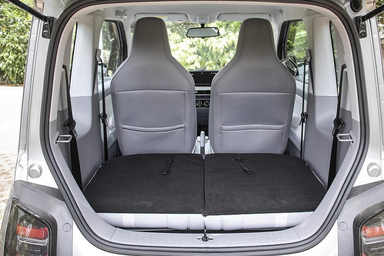 Nhờ đó, mẫu ô tô điện giá rẻ này có thể di chuyển quãng đường 230 km sau khi sạc theo chu trình thử nghiệm ARAI tại Ấn Độ. Xe đi kèm bộ sạc 3,3 kW nên mất 7 tiếng đồng hồ mới sạc đầy pin.