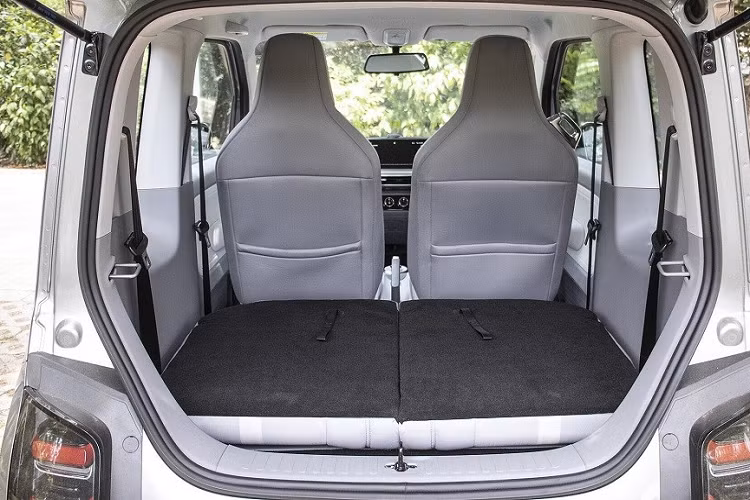 Nhờ đó, mẫu ô tô điện giá rẻ này có thể di chuyển quãng đường 230 km sau khi sạc theo chu trình thử nghiệm ARAI tại Ấn Độ. Xe đi kèm bộ sạc 3,3 kW nên mất 7 tiếng đồng hồ mới sạc đầy pin.