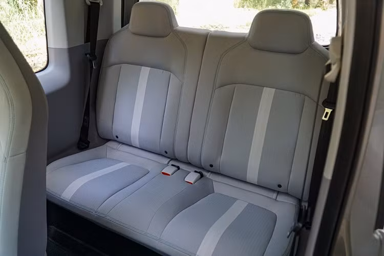 Hàng ghế trước của xe có tính năng gập 1 chạm trong khi hàng ghế sau gập 50:50. Ở giữa 2 ghế trước là núm xoay chuyển số và phanh tay chỉnh cơ. Chưa hết, MG Comet EV còn có tính năng kết nối Android Auto/Apple CarPlay không dây, điều hòa chỉnh tay, chìa khóa thông minh, vô lăng tích hợp phím chức năng, 3 cổng USB và hơn 55 tính năng kết nối.