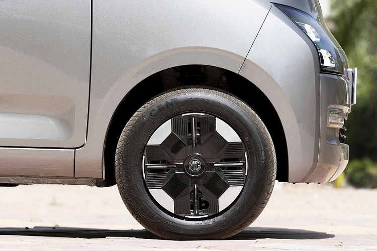 Xe được trang bị dải đèn LED nằm vắt ngang đầu xe có tên Extended Horizon. Dải đèn này nối với nẹp mạ crôm kéo dài đến ốp gương chiếu hậu. Ngay phía dưới dải đèn là cổng sạc với nắp tích hợp logo có thể phát sáng của thương hiệu MG. Ngoài ra, MG Comet EV còn có cụm đèn pha nằm dọc với 2 bóng nằm trong hốc màu đen bóng.