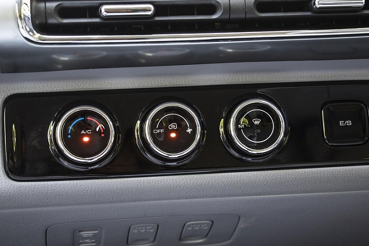 Tại thị trường Ấn Độ, MG Comet EV được trang bị mô-tơ điện mạnh 42 mã lực và 110 Nm, hộp số tự động 1 cấp cùng hệ dẫn động cầu sau. Pin của xe có dung lượng 17,3 kWh với tiêu chuẩn chống nước và chống bụi IP67. 