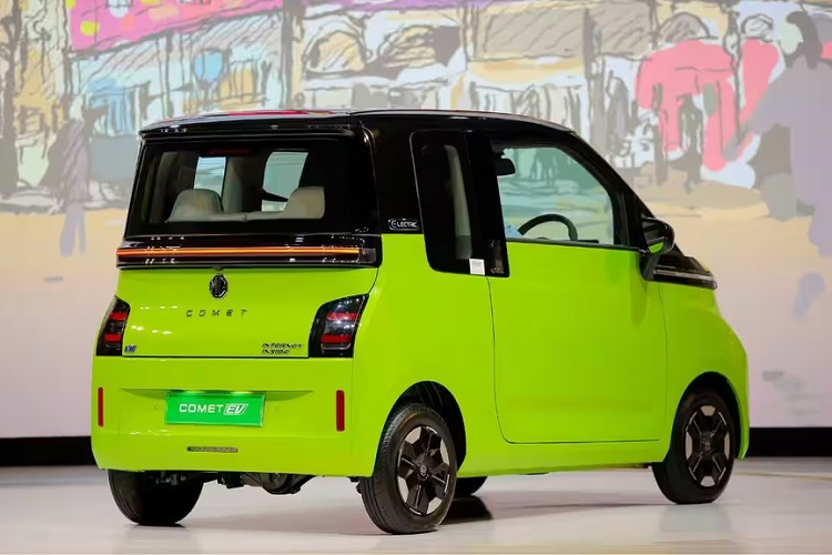 Ở phía sau, MG Comet EV cũng có dải đèn nằm vắt ngang Extended Horizon tương tự khu vực đầu xe. Bên dưới dải đèn này là logo của hãng MG và tem chữ nổi "Comet". Ở hai góc đuôi xe là cụm đèn hậu với thiết kế 2 tầng giống hệt đèn pha. Với kích thước nhỏ, MG Comet EV chỉ được trang bị nội thất 4 chỗ ngồi. Tuy là xe giá rẻ nhưng mẫu ô tô điện này vẫn có những trang bị như bảng đồng hồ kỹ thuật số nối liền với màn hình cảm ứng trung tâm, cả hai cùng có kích thước 10,25 inch.