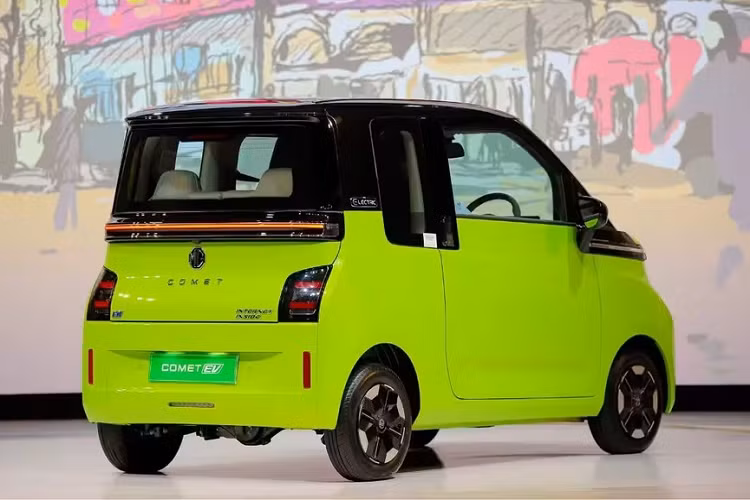 Ở phía sau, MG Comet EV cũng có dải đèn nằm vắt ngang Extended Horizon tương tự khu vực đầu xe. Bên dưới dải đèn này là logo của hãng MG và tem chữ nổi "Comet". Ở hai góc đuôi xe là cụm đèn hậu với thiết kế 2 tầng giống hệt đèn pha. Với kích thước nhỏ, MG Comet EV chỉ được trang bị nội thất 4 chỗ ngồi. Tuy là xe giá rẻ nhưng mẫu ô tô điện này vẫn có những trang bị như bảng đồng hồ kỹ thuật số nối liền với màn hình cảm ứng trung tâm, cả hai cùng có kích thước 10,25 inch.