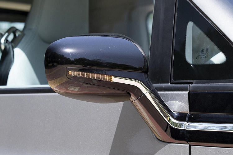 Ngoài tên gọi và logo, MG Comet EV không có gì khác biệt so với Wuling Air EV. Mẫu ô tô điện cỡ nhỏ này cũng có kích thước cụ thể bao gồm chiều dài 2.974 mm, chiều rộng 1.505 mm, chiều cao 1.640 mm và chiều dài cơ sở 2.010 mm. So với VinFast VF3, MG Comet EV ngắn hơn 140 mm, hẹp hơn 168 mm và cao hơn 73 mm.