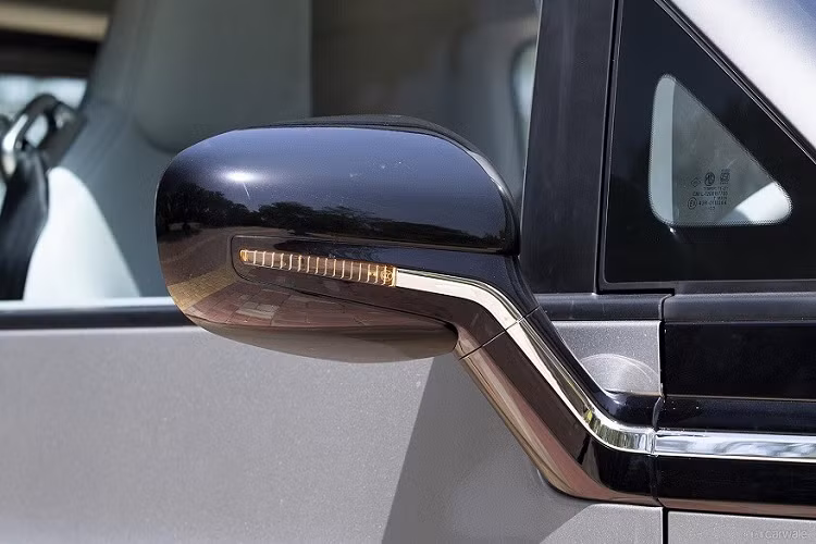 Ngoài tên gọi và logo, MG Comet EV không có gì khác biệt so với Wuling Air EV. Mẫu ô tô điện cỡ nhỏ này cũng có kích thước cụ thể bao gồm chiều dài 2.974 mm, chiều rộng 1.505 mm, chiều cao 1.640 mm và chiều dài cơ sở 2.010 mm. So với VinFast VF3, MG Comet EV ngắn hơn 140 mm, hẹp hơn 168 mm và cao hơn 73 mm.