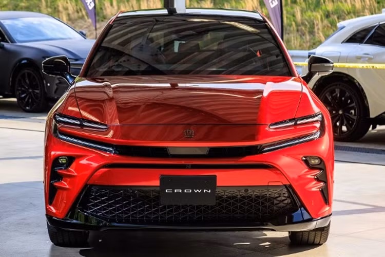 Ghế của xe có đủ tính năng sưởi, nhớ vị trí. Ghế lái của xe là loại chỉnh điện 8 hướng trong khi ghế phụ lái chỉnh điện 4 hướng. Phía sau hàng ghế thứ hai có một khoang hành lý khá rộng rãi, thoải mái cho người dùng chứa đồ trong mỗi chuyến đi.