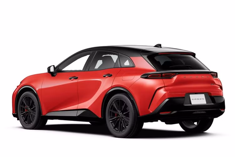 Toyota Crown Sport PHEV 2024 sử dụng pin lithium-ion 51 Ah, cung cấp phạm vi hoạt động thuần điện lên tới 90 km. Nhờ đó, mẫu xe này chỉ tiêu thụ lượng xăng trung bình 20,3 km/lít (khoảng 4,9 lít/100 km). Khi đổ đầy bình xăng 55 lít và sạc đầy pin, Toyota Crown Sport PHEV 2024 có thể đi quãng đường tối đa lên tới 1.200 km.