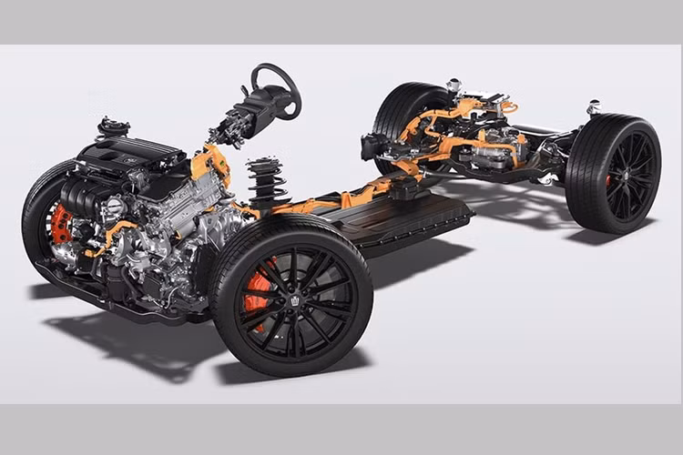 Nằm giữa 2 đèn pha của Toyota Crown Sport cũng là khe gió nhỏ, tương tự Ferrari Purosangue. Điểm khác biệt so với siêu xe nước Ý chính là hốc gió trung tâm cỡ lớn với lưới hình mắt cáo và 2 khe gió giả hình tam giác nằm dọc. Toyota Crown Sport PHEV 2024 được trang bị bộ mâm 21 inch kết hợp bộ lốp 235/45.