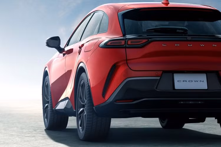 Theo đó, cung cấp “sức mạnh” cho Crown Sport PHEV 2024 là động cơ xăng 4 xi-lanh thẳng hàng, hút khí tự nhiên, dung tích 2.5L, kết hợp cùng mô-tơ điện 5NM nằm trên cầu trước và mô-tơ điện 4NM nằm trên cầu sau. Hệ truyền động plug-in hybrid này cho tổng công suất 302 mã lực với hệ dẫn động 4 bánh toàn thời gian.