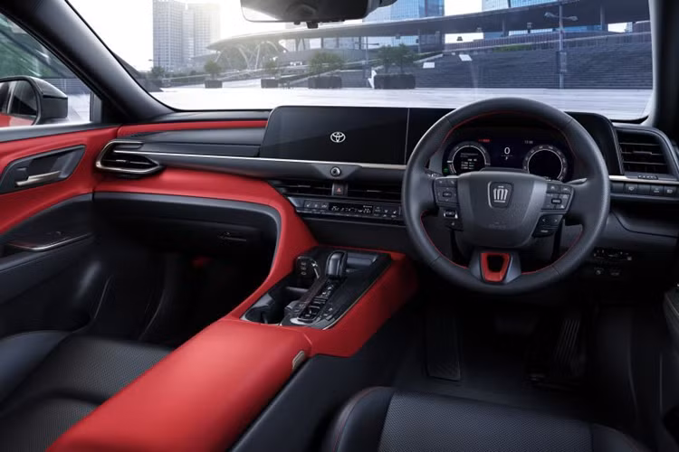 Hệ thống treo độc lập phía sau có hệ thống đánh lái bánh sau – Dynamic Rear Steering (DRS) mang lại sự linh hoạt ở tốc độ thấp và ổn định hơn ở tốc độ cao. Ở phía sau, Toyota Crown Sport gây ấn tượng với cụm đèn hậu nối liền nhau bằng nẹp màu đen bóng, nằm vắt ngang đuôi xe.